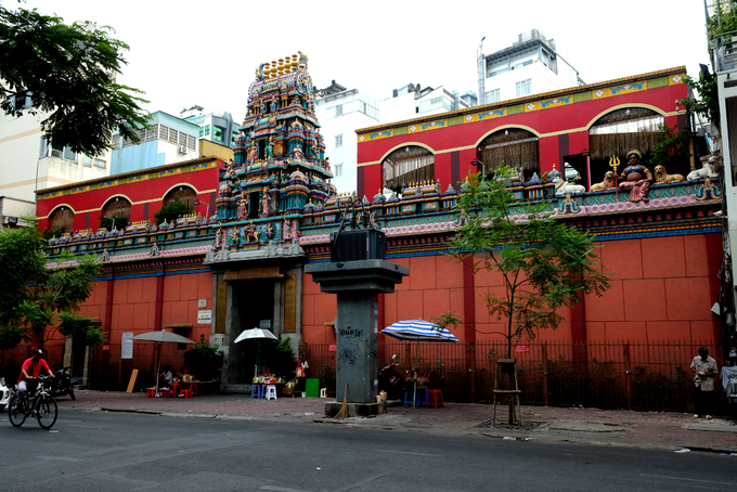Đền thờ bà Mariamman, hay còn gọi là chùa Ấn tọa lạc mặt tiền đường Trương Định, cách chợ Bến Thành chỉ vài phút đi bộ. Ngôi đền được xây dựng từ năm 1885, thời điểm mà nhiều người Ấn Độ bắt đầu chọn Sài Gòn làm quê hương thứ hai.