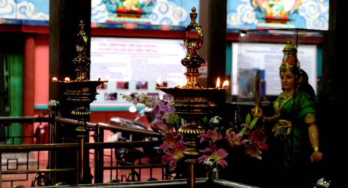 Mỗi ngày 30 phút vào lúc 10h và 19h, lễ hiến tế bằng lửa để cúng bà Mariamman và các thần lại được thực hiện. Việc hiến tế được cho là cầu cho mưa thuận gió hòa, làm ăn thuận lợi, người đến dự sẽ được ban phúc.