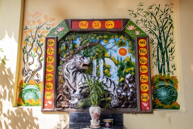Bức phù điêu gốm Thần Hổ tại Đình Chí Hòa