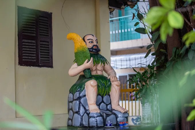 Bàn thờ Thần Nông trước Đình Chí Hòa
