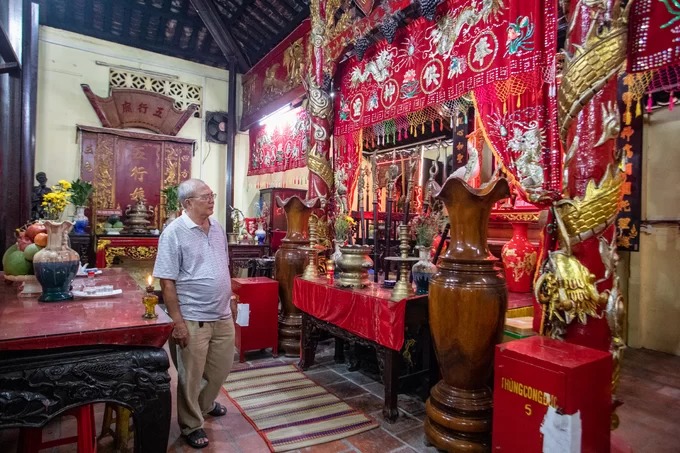Chính điện Đình Chí Hòa với bàn thờ Thần hoàng Bổn cảnh