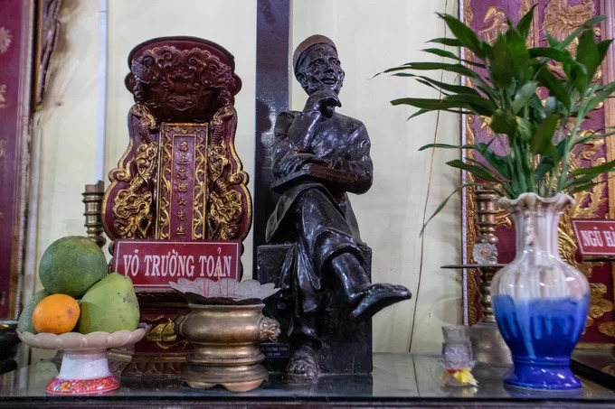 Bàn thờ nhà giáo Võ Trường Toản tại Đình Chí Hòa