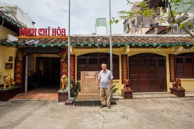 “Không rõ năm lập đình khi nào, chỉ biết rằng đình có sau khi Thống soái Nguyễn Hữu Cảnh vào Nam kinh lược (năm 1698), và thiết lập lên làng xã... Trong tập quán lâu đời của nhân dân, có làng là phải có đình để làm nơi hội họp, phổ biến những quy chế, phép tắc. Đình Chí Hoà xuất hiện và có tên gọi cũng từ tập quán ấy”, ông Phạm Thanh Lâm, Trưởng ban quản lý đình Chí Hoà, nói.  Theo ông Lâm, ban đầu, đình chỉ là nhà vách ván, mái lợp ngói âm dương, cất theo lối chữ tam dưới gốc cây đa cao lớn. Sau khi được vua Tự Đức ban sắc phong vào năm 1852, ngôi đình mới được xây dựng kiên cố và tu bổ vài lần về sau.