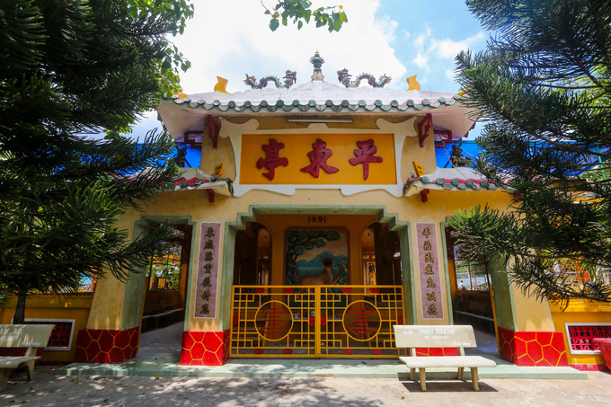 Cổng tam quan Đình Bình Đông hướng ra kênh