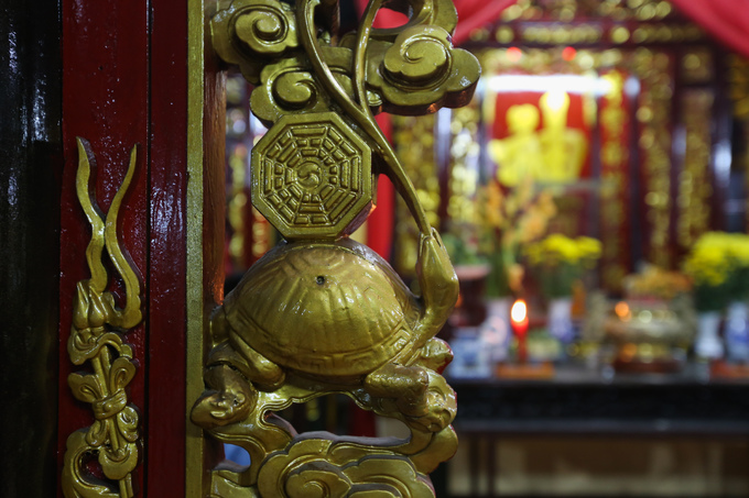 Hoành phi câu đối sơn son thếp vàng trong chánh điện