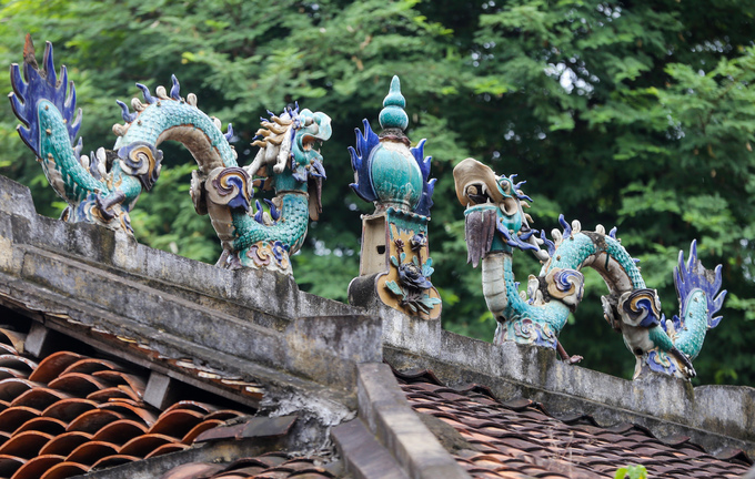 Tượng lưỡng long tranh châu trên nóc chánh điện Đình Thông Tây Hội