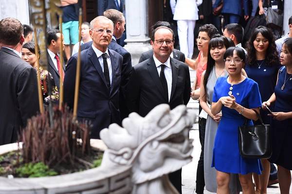 Tổng thống Francois Hollande nghe giới thiệu về đình Kim Ngân