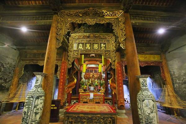 Ngôi đình được xây theo kiến trúc truyền thống kiểu chữ “Công” với gỗ và gạch là vật liệu chính. Đại đình rộng 3 gian, hậu cung 3 gian được giật cấp nâng cao và là hậu cung kép, có sàn thờ và hệ thống vách ngăn riêng biệt.
