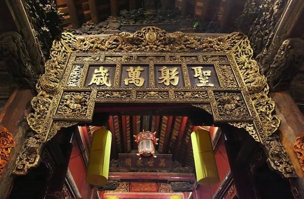 Nối giữa hậu cung và tiền tế là ống muống (hành lang nối giữa hai dãy nhà) làm theo kiểu kiến trúc 2 tầng mái, mái trên liên kết với tiền tế, mái dưới tạo không gian hở của hai bên và lấy ánh sáng tự nhiên. Tấm hoành phi đặt trang trọng trên cao, hai cột lớn là hai câu đối.