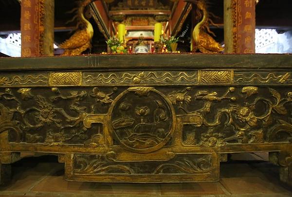 Chiếc sập với nhiều hoạ tiết đặt giữa đình.