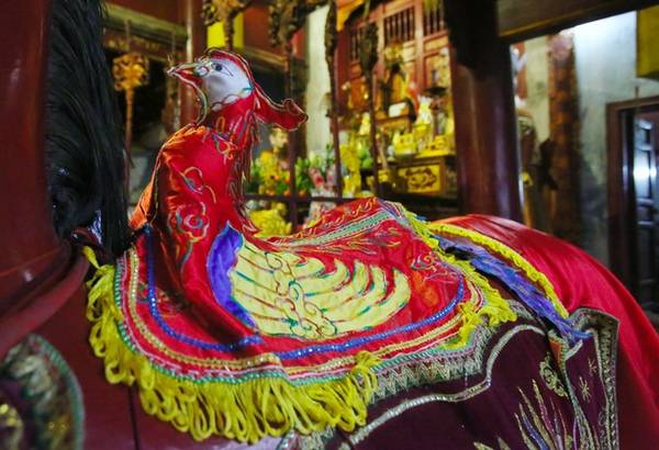 Công được thêu những họa tiết cầu kỳ đặt trang trọng trên lưng ngựa phía hai bên lối vào hậu cung.