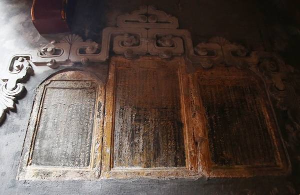 Ba tấm bia đá trên tường.