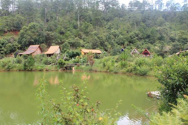 Làng Đuốc nằm thơ mộng bên bờ hồ tại làng Cù Lần Đà Lạt