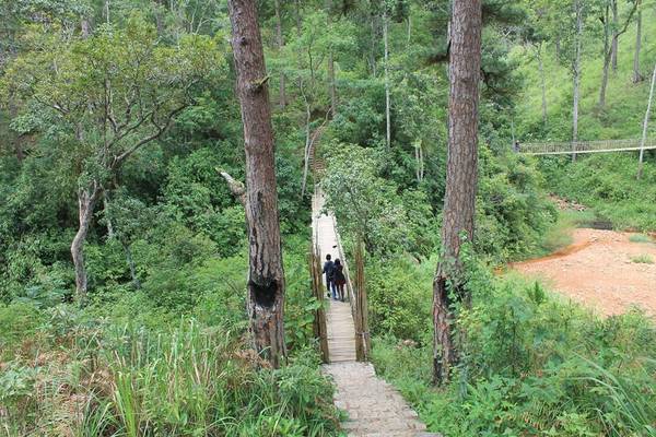 Để đến được làng, du khách phải vượt qua hàng trăm bậc thang đá phủ rêu phong và hai cây cầu treo. Những bạn trẻ ưa mạo khám phá chọn cách trải nghiệm tản bộ, trekking 400 m và vượt qua hàng trăm bậc thang trơn trợt vì rêu phủ, những cây cầu treo lủng lẳng để đến với ngôi làng. Những người lớn tuổi ngại đi xa, có thể chọn dịch vụ xe jeep để tham quan làng. Loại hình này mang lại cho bạn những điều thú vị và bất ngờ như băng suối, vượt ghềnh thác, lên xuống những địa hình dốc, khúc khuỷu, chênh vênh dốc đá.