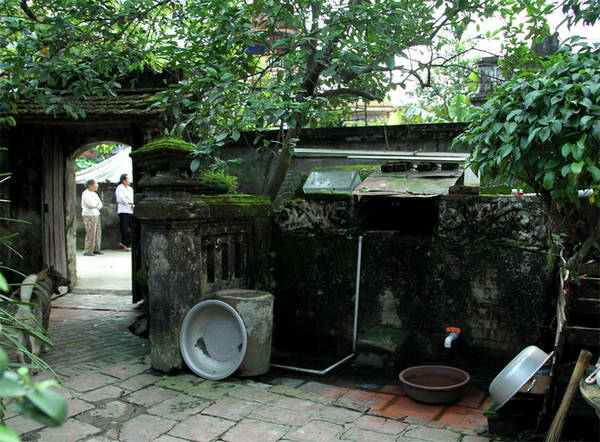 Bể nước cổ tại làng Tây Mỗ