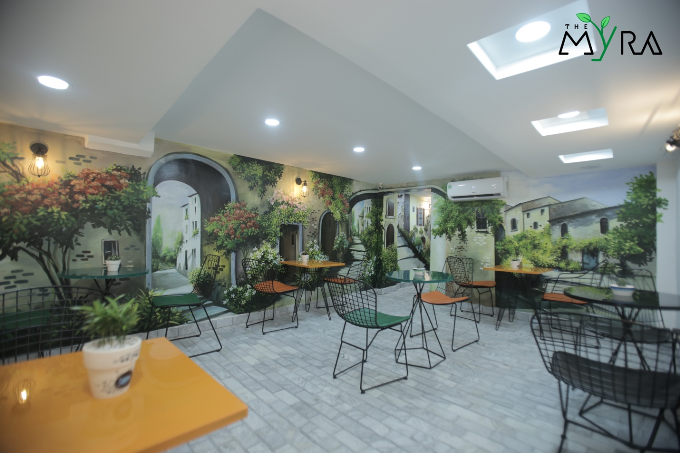 Điểm thu hút của The Myra – Coffee & Tea là những bức tranh tường, lan can màu đen với thiết kế độc đáo, mang kiến trúc như các quán cà phê vỉa hè ở châu Âu.