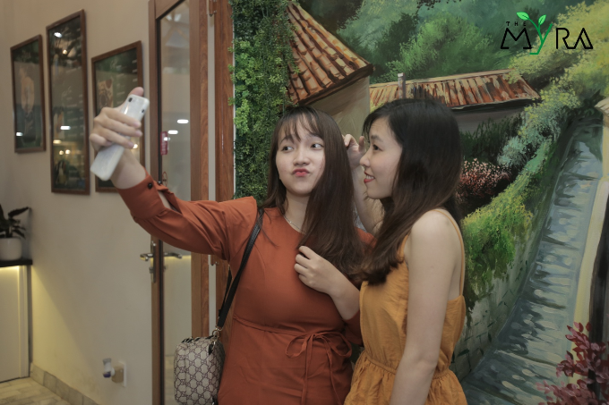 Nhiều bạn trẻ đến check-in khung cảnh lãng mãn ở The Myra.