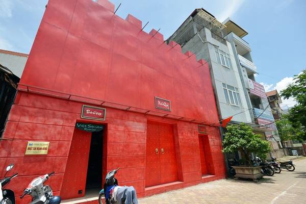 Khám phá ngôi nhà màu đỏ Hà Nội độc đáo trên đường Lạc Long Quân