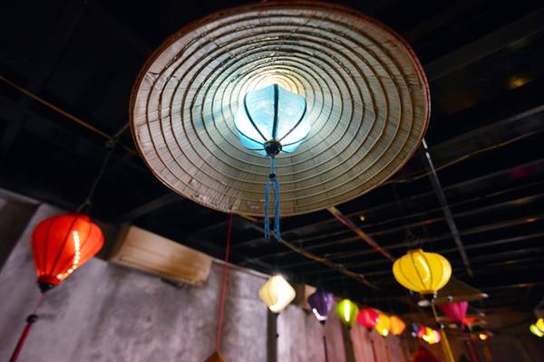 Sự kết hợp nón lá và đèn lồng tại ngôi nhà màu đỏ Hà Nội