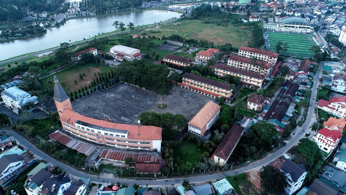 Trường vòng cung Đà Lạt chỉ cách trung tâm thành phố 2,4 km nên đường đi khá thuận tiện. Đây là một trong những kiến trúc nổi tiếng của thành phố Đà Lạt.