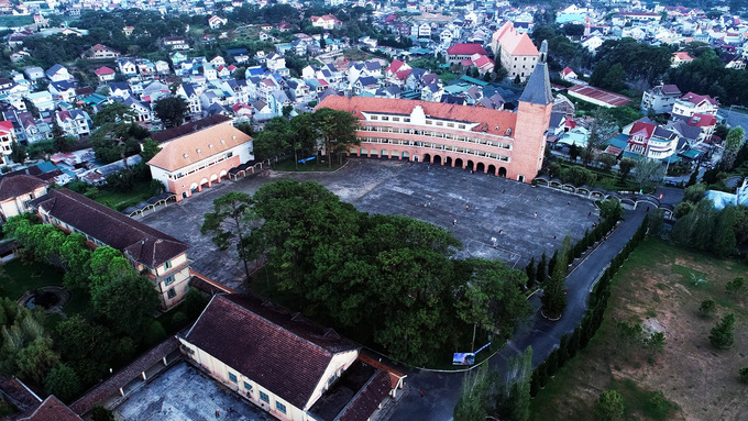Người Pháp xây dựng trường vòng cung Đà Lạt vào năm 1927 theo bản thiết kế của kiến trúc sư Moncet. Sau 8 năm, trường hoàn thành.