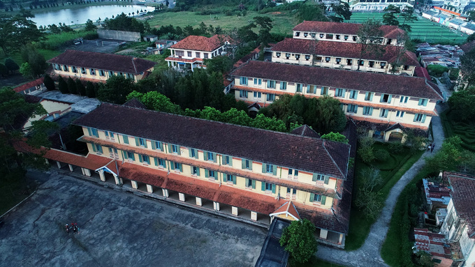 Các dãy nhà khác trong khuôn viên cao 2-3 tầng được bố trí song song dùng làm nơi học tập, hội trường, các phòng thí nghiệm và ký túc xá.