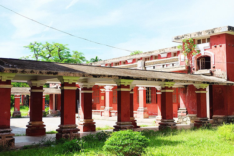 Hành lang nối liền các dãy nhà tại Trường Quốc học Huế