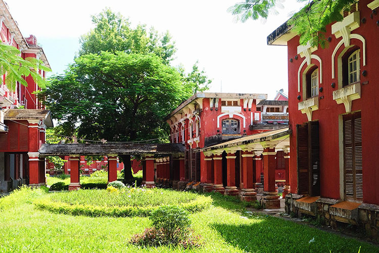 Khuôn viên xanh mát bên trong Trường Quốc học Huế