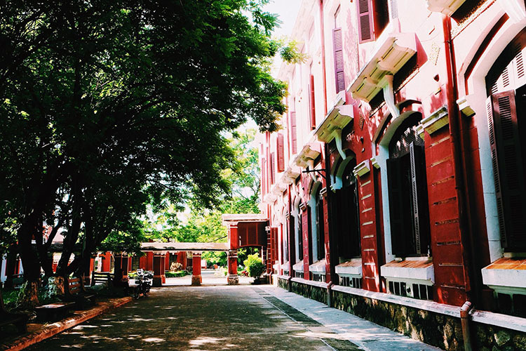 Lưu ý khi đến tham quan Trường Quốc học Huế