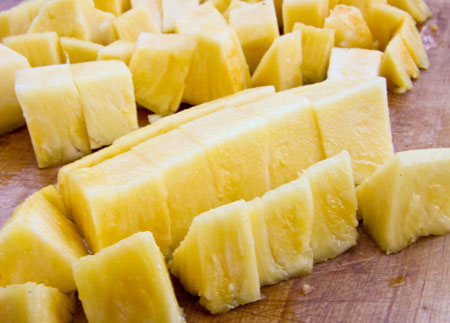 Cắt dứa cho món thịt heo kho thơm