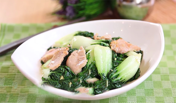 Cải thìa xào thịt thăn ăn kèm cơm trắng