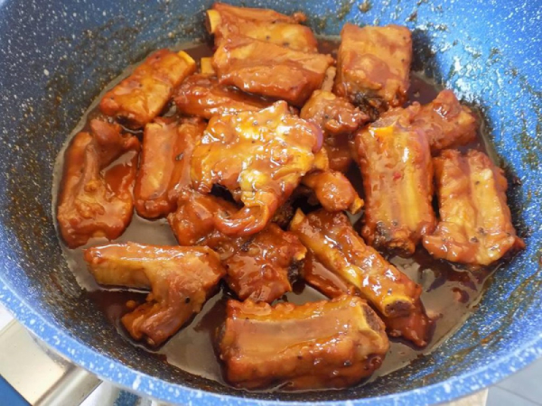 ngon-ngat-ngay-vi-ngot-thanh-cua-mon-suon-non-rim-nuoc-dua-ivivu-2
