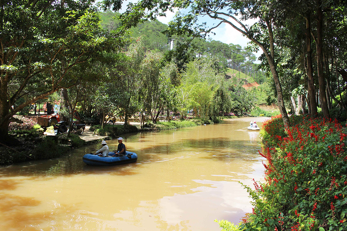 Tên thác Prenn vốn bắt nguồn từ tiếng K’Ho, ban đầu là “Prềnh” - nghĩa là “cà đắng”. Theo thời gian, người dân trong vùng đọc chệch thành “Prenn”. Ngày nay, ở khu vực thượng nguồn của thác, dọc hai bên bờ suối vẫn còn rất nhiều cây cà đắng mọc hoang. Loại cà này có trái nhỏ và tròn như cà pháo nhưng vỏ xanh, điểm nhiều chấm trắng, khi chín có màu vàng.  Thác còn có tên gọi khác là thác Tiên Sa vì lúc nước nhiều, dòng chảy trông như một dải lụa màu trắng. Người ta ví thác như mái tóc của nàng Bạch Mao Tiên Cô.
