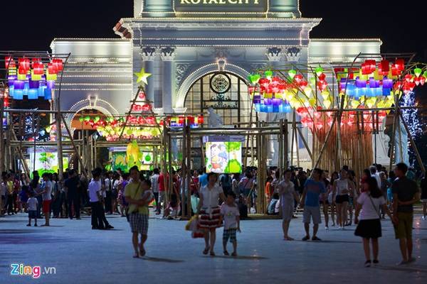 Vườn cổ tích đèn lồng kỷ lục tại Royal City Hà Nội