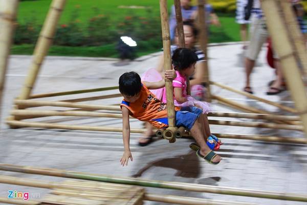 Khu vui chơi trẻ em trong vườn cổ tích đèn lồng