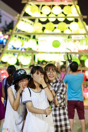 Các cô gái chụp hình selfie tại vườn cổ tích đèn lồng