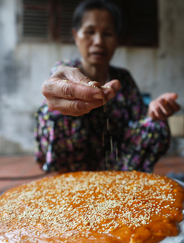 Rắc hạt vừng lên chè lam Đường Lâm
