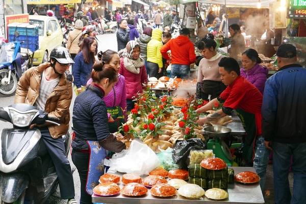 Khách mua sắm đồ cúng ông Công ông Táo nhộn nhịp tại chợ Hàng Bè