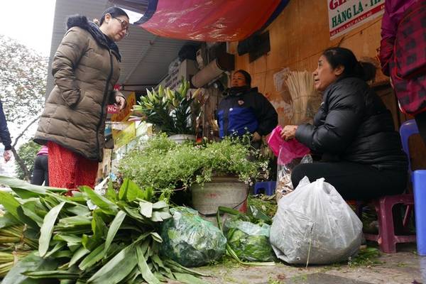 Người Hà Nội mua lá mùi già, lá sả tắm tất niên tại chợ Hàng Bè