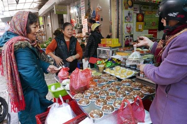 Khách xếp hàng mua xôi chè cúng Tết tại chợ Hàng Bè