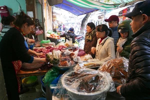 Khách hàng chờ mua giò bò và thực phẩm chế biến sẵn tại chợ Hàng Bè