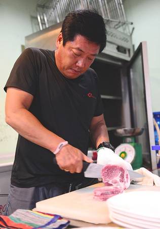 Chủ quán thịt nướng vỉa hè chuẩn vị Hàn Quốc tại Sài Gòn - Ông Woo Sang Ho