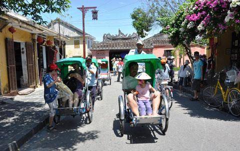 Xích lô Hội An - Người lái xe chở khách tham quan phố cổ