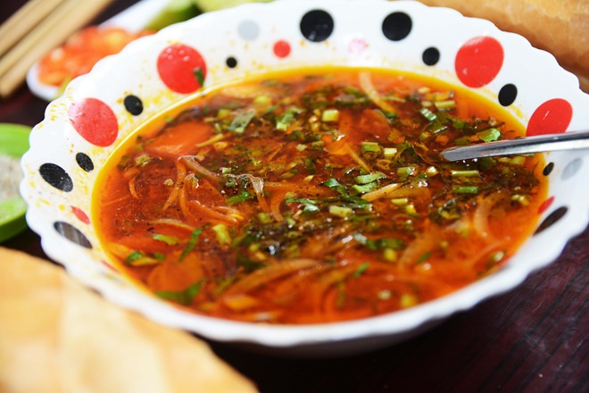 Tô bò kho bưng ra sẽ còn nóng hổi như thế này…ẢNH: HOÀI NHÂN