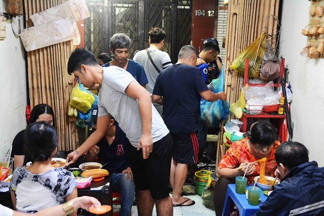 Dù quán nhỏ nhưng 4 người phục vụ có lúc vẫn không xuể ẢNH: HỒNG THẮM