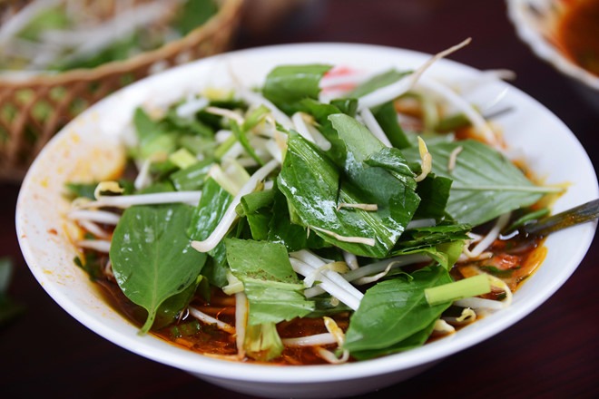 …Sau đó thêm giá, rau quế vào là có thể thưởng thức ẢNH: HOÀI NHÂN