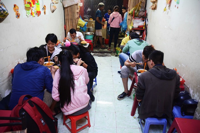 Không gian trong nhà khá nhỏ nên chỉ chứa được ít người và luôn kín chỗ ngồi ẢNH: HOÀI NHÂN