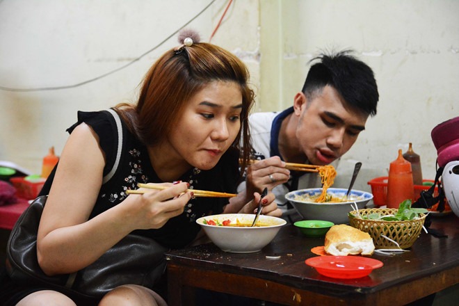 Ai nấy dù ghé lần đầu tiên hay là khách ruột đều mê mẩn hương vị bò kho nơi đây ẢNH: HOÀI NHÂN