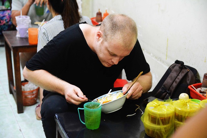 Khách Tây cũng “chén” sạch tô
