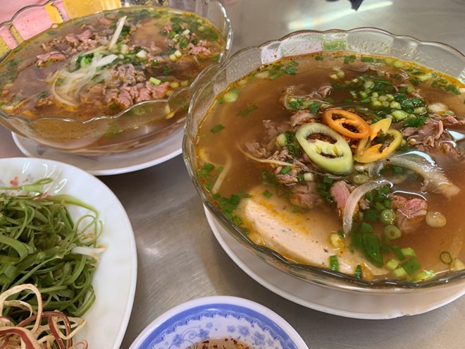Bún bò Huế kiểu Hoa được nấu theo công thức gia truyền